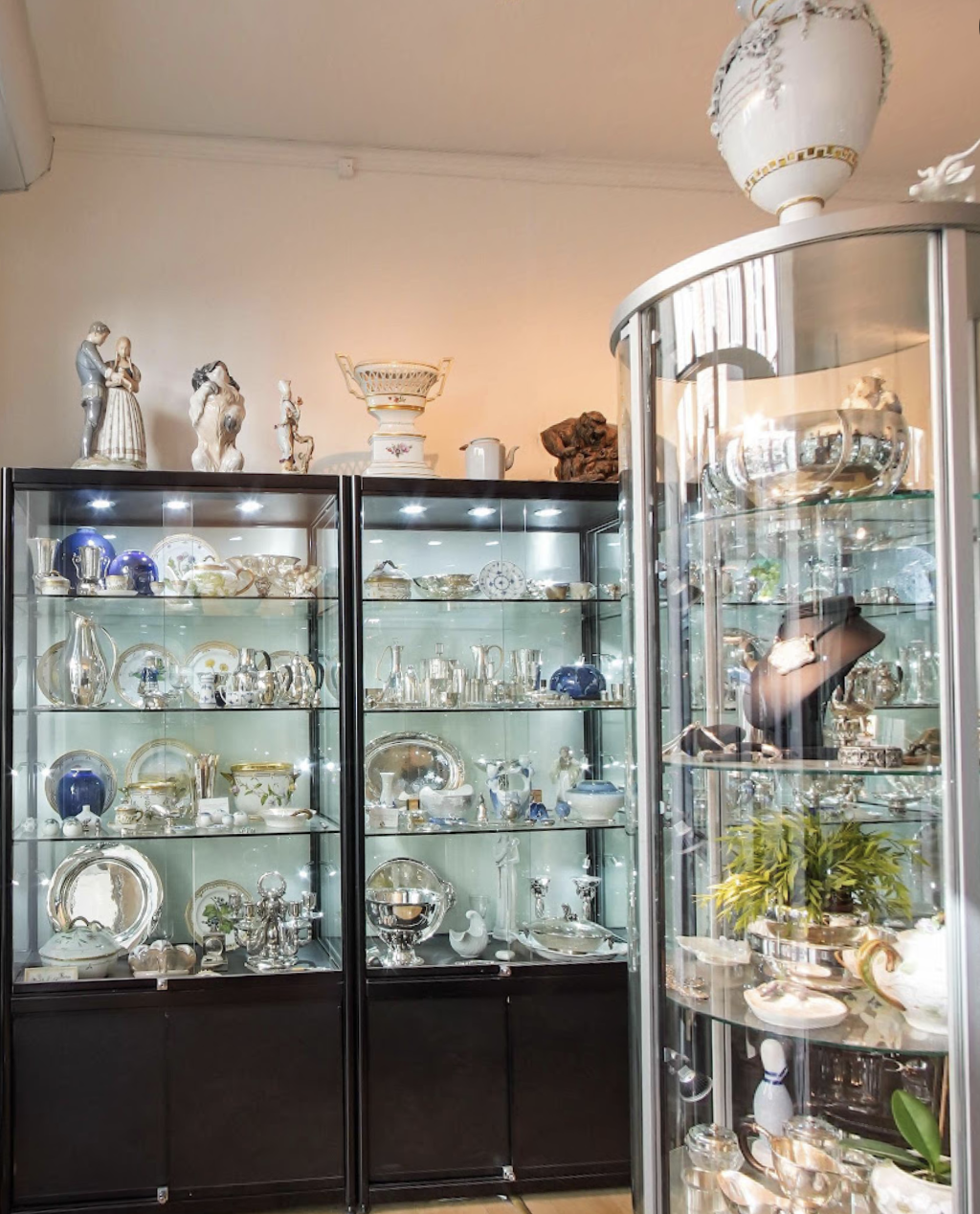 Danam Antik is a store filled with silver, glassware, and porcelain