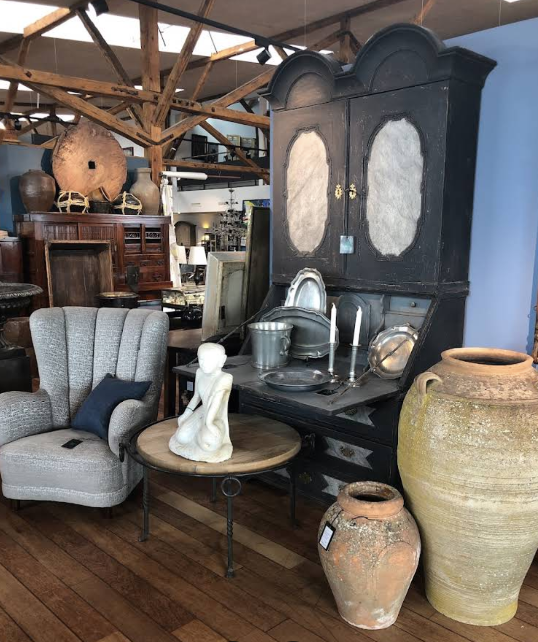 Warehouse-style antique hall at Green Square