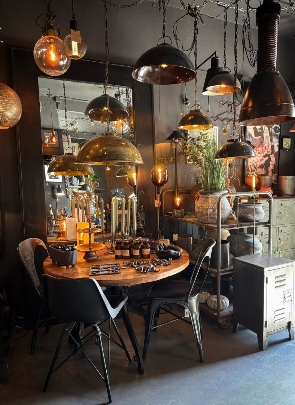 Odd & Raw Interior